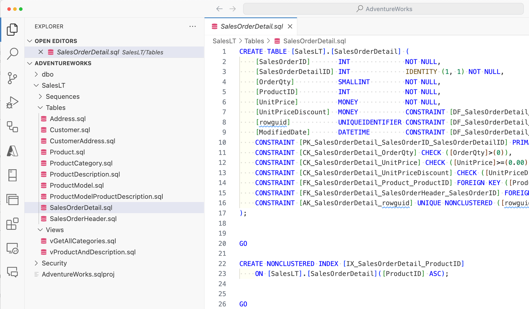 Screenshot di VS Code con il progetto SQL AdventureWorks aperto, che mostra una tabella nell'editor.