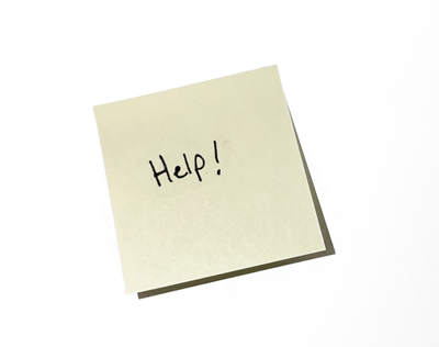 Nota appiccicosa con la parola HELP scritta su di esso.